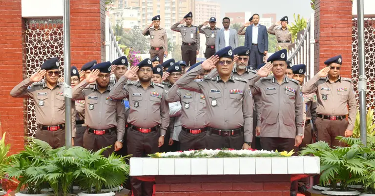 রাজারবাগ পুলিশ স্মৃতিসৌধে শ্রদ্ধা জানিয়েছেন আইজিপি